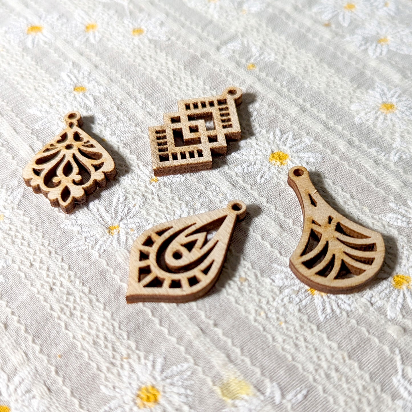 Boutique Earrings Jewelry Stand with Opening Roof and Set of 4 Earrings