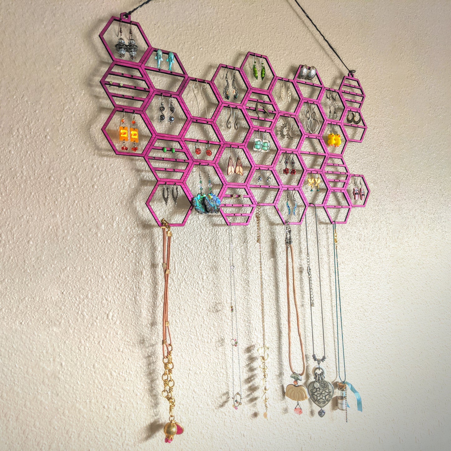 3D file bee earring holder, organizer, honeycombs, jewelry 🐝・3D print  model to download・Cults